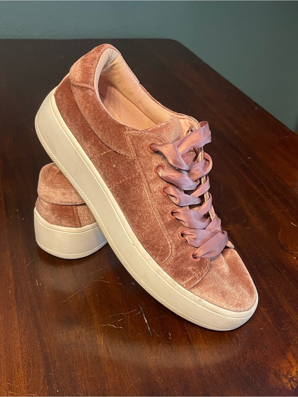 Steve Madden Bertie-V Women’s Pink Velvet Low Top Lace-Up Sneakers Ribbon Laces